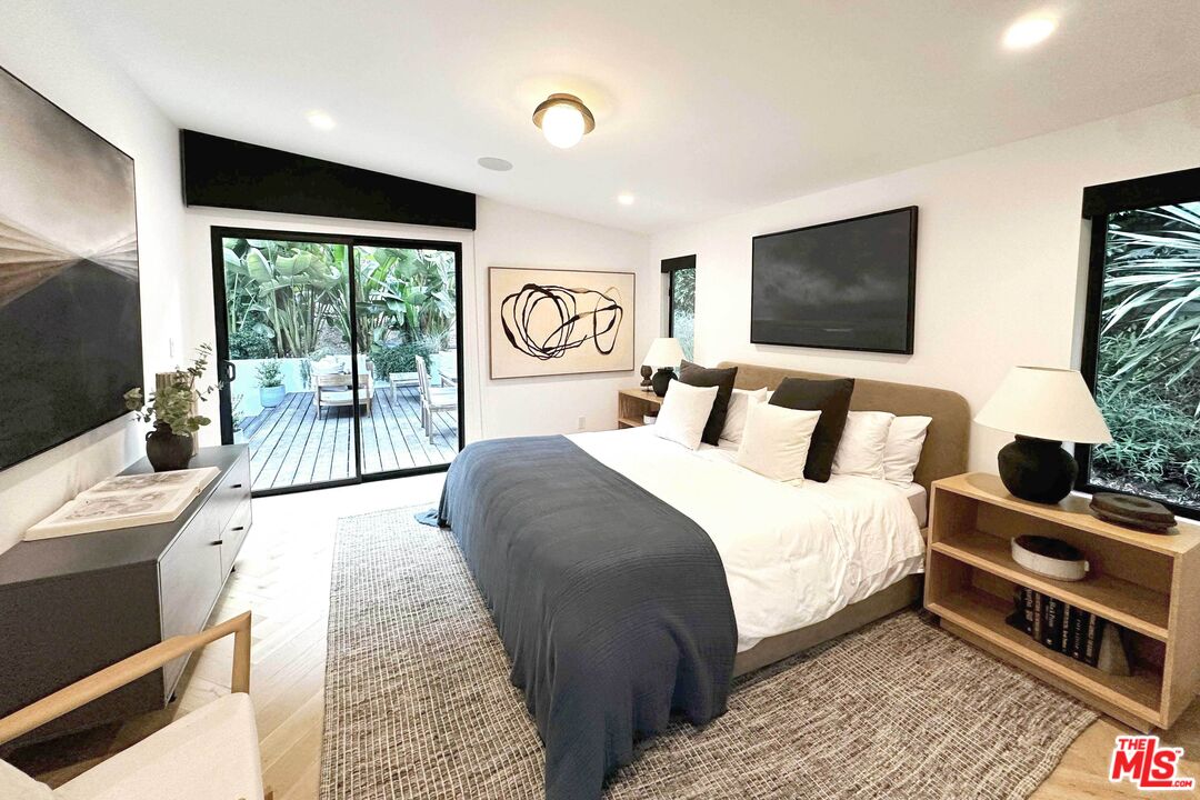 1541 Rising Glen Road Los Angeles, CA 90069 - Photo 13 of 19