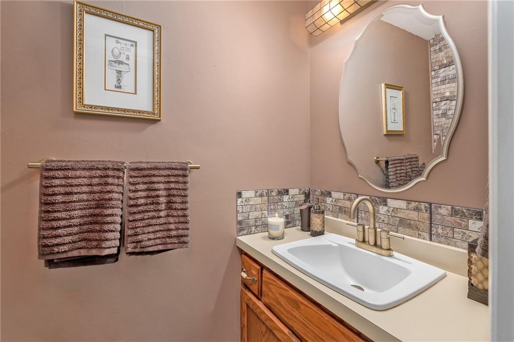 1075 Highfield Road Bethel Park, PA 15102 - Photo 6 of 25 Gallery Image 6