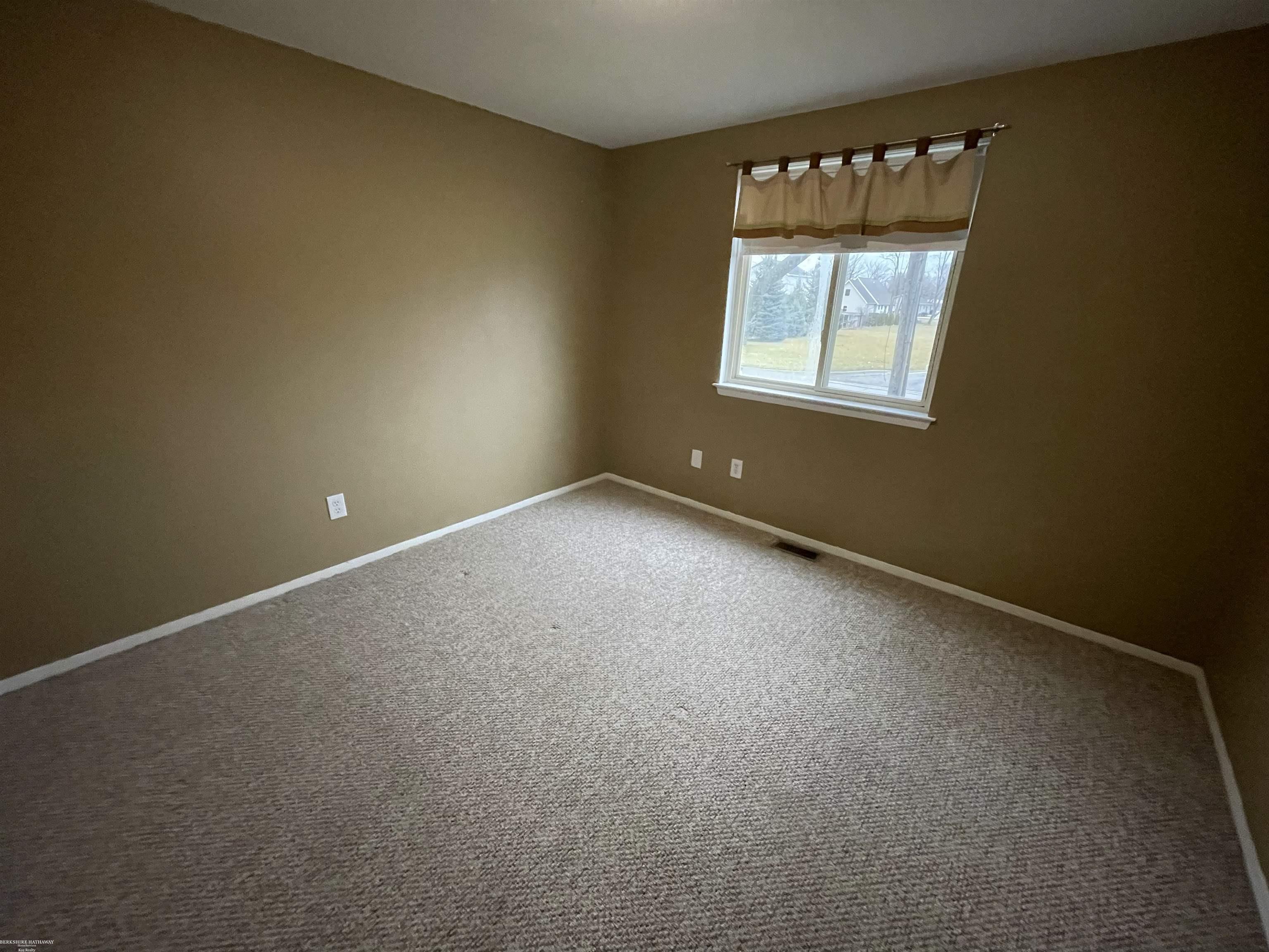 243 Clinton Street Romeo, MI 48065 - Photo 19 of 24 50098428-18.JPG