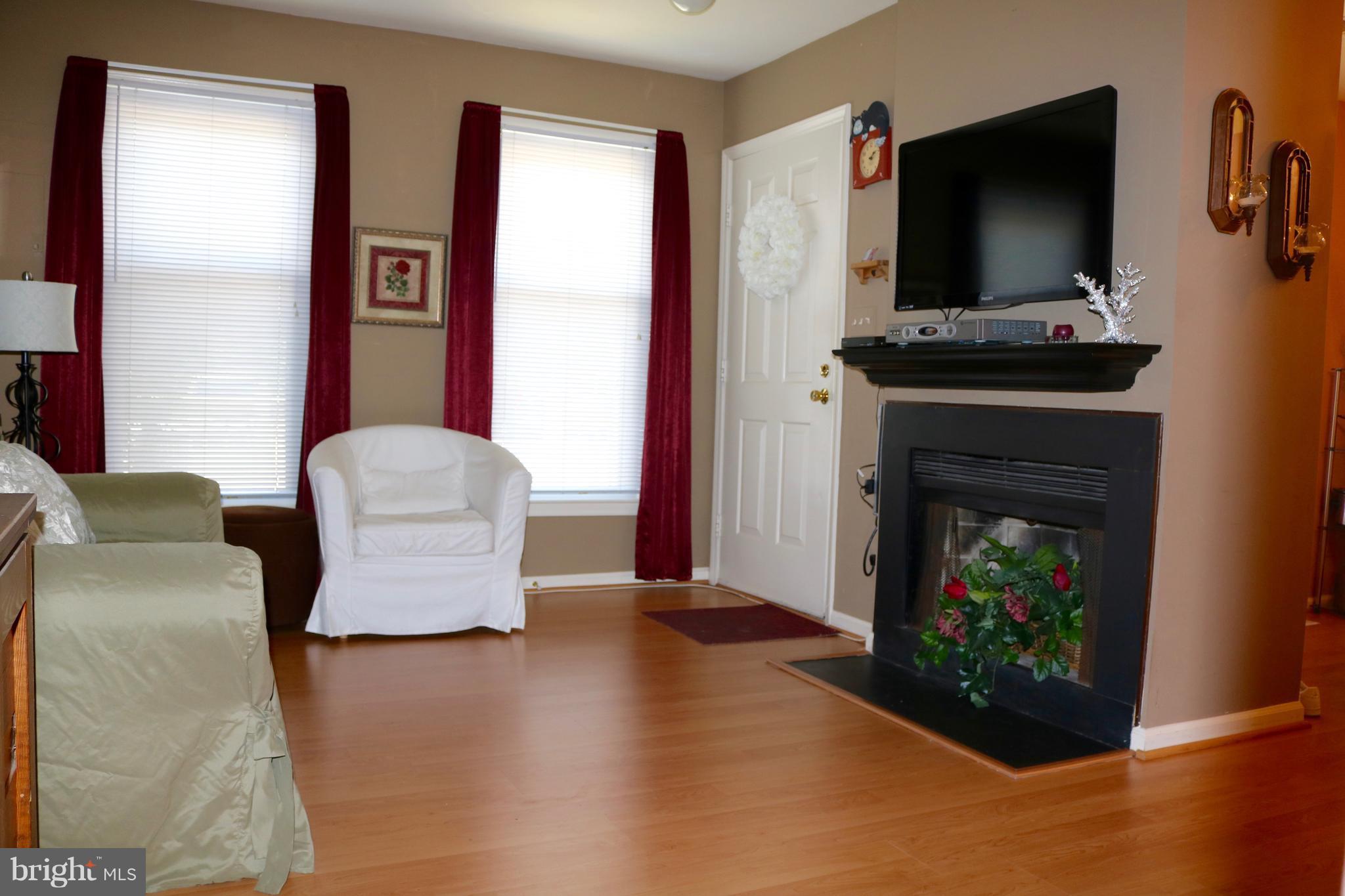 6033 Sunset Ridge Court Centreville, VA 20121 - Photo 4 of 21 Living Room