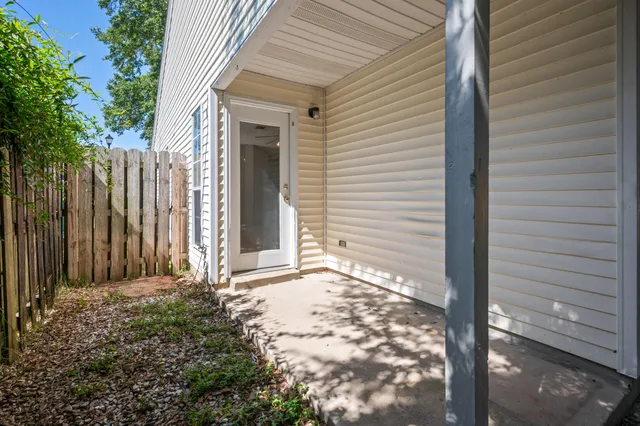 a view of a house with backyard and garden
