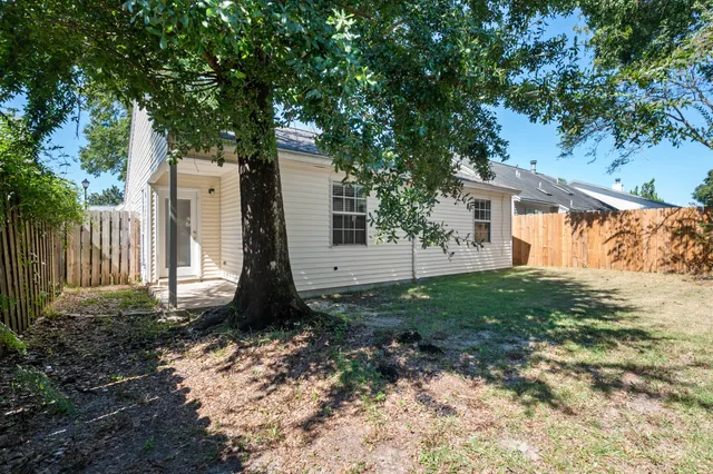 a view of a house with backyard and garden
