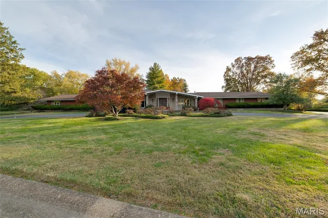 $975,000 | 2 Country Estates Place, Frontenac, MO 63131
