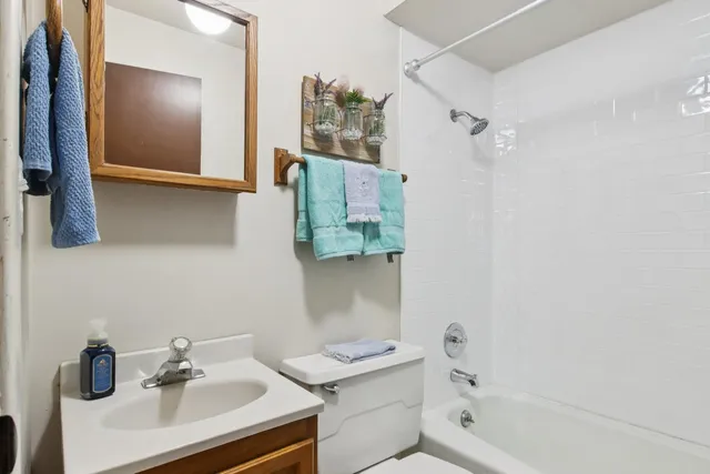 $249,900 | 2502 East Chestnut Drive, Wonder Lake, IL 60097