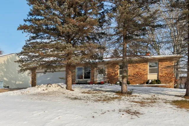 $249,900 | 2502 East Chestnut Drive, Wonder Lake, IL 60097