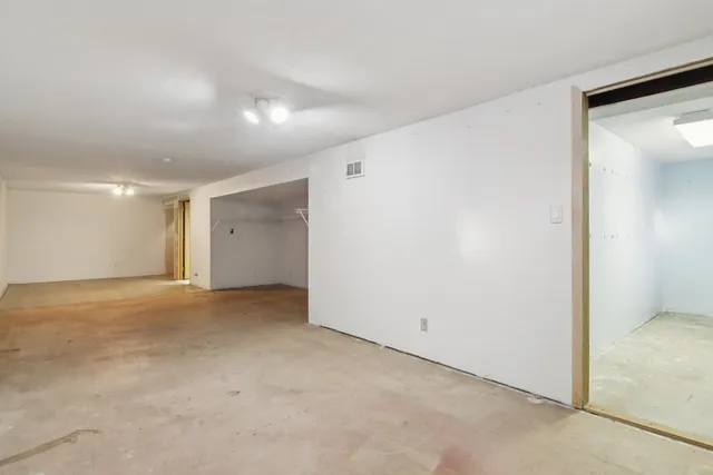 $249,900 | 2502 East Chestnut Drive, Wonder Lake, IL 60097