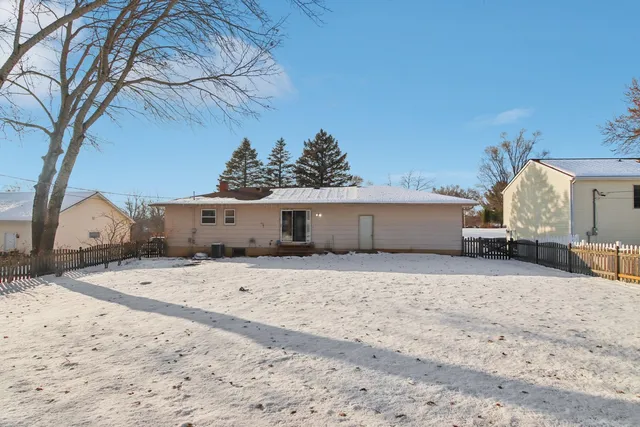 $249,900 | 2502 East Chestnut Drive, Wonder Lake, IL 60097
