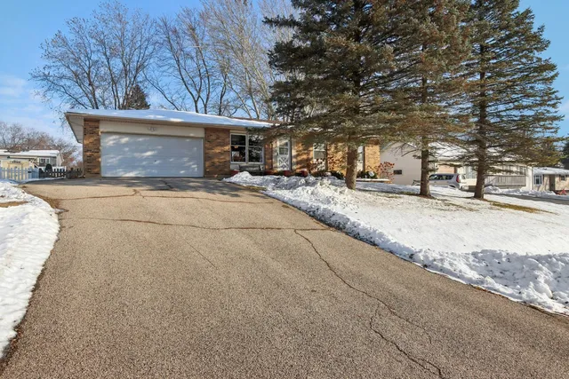 $249,900 | 2502 East Chestnut Drive, Wonder Lake, IL 60097