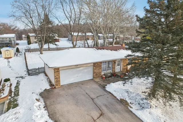 $249,900 | 2502 East Chestnut Drive, Wonder Lake, IL 60097