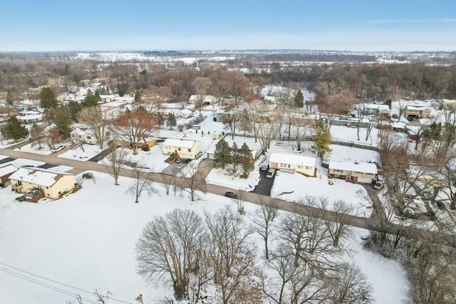 $249,900 | 2502 East Chestnut Drive, Wonder Lake, IL 60097