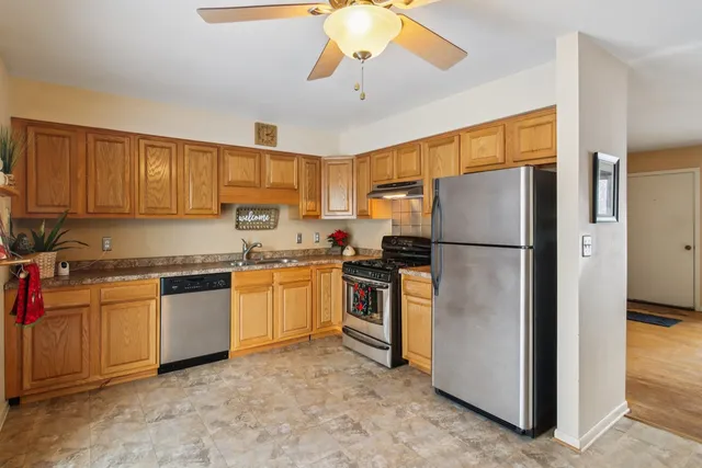 $249,900 | 2502 East Chestnut Drive, Wonder Lake, IL 60097