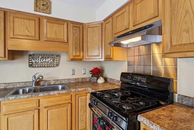 $249,900 | 2502 East Chestnut Drive, Wonder Lake, IL 60097