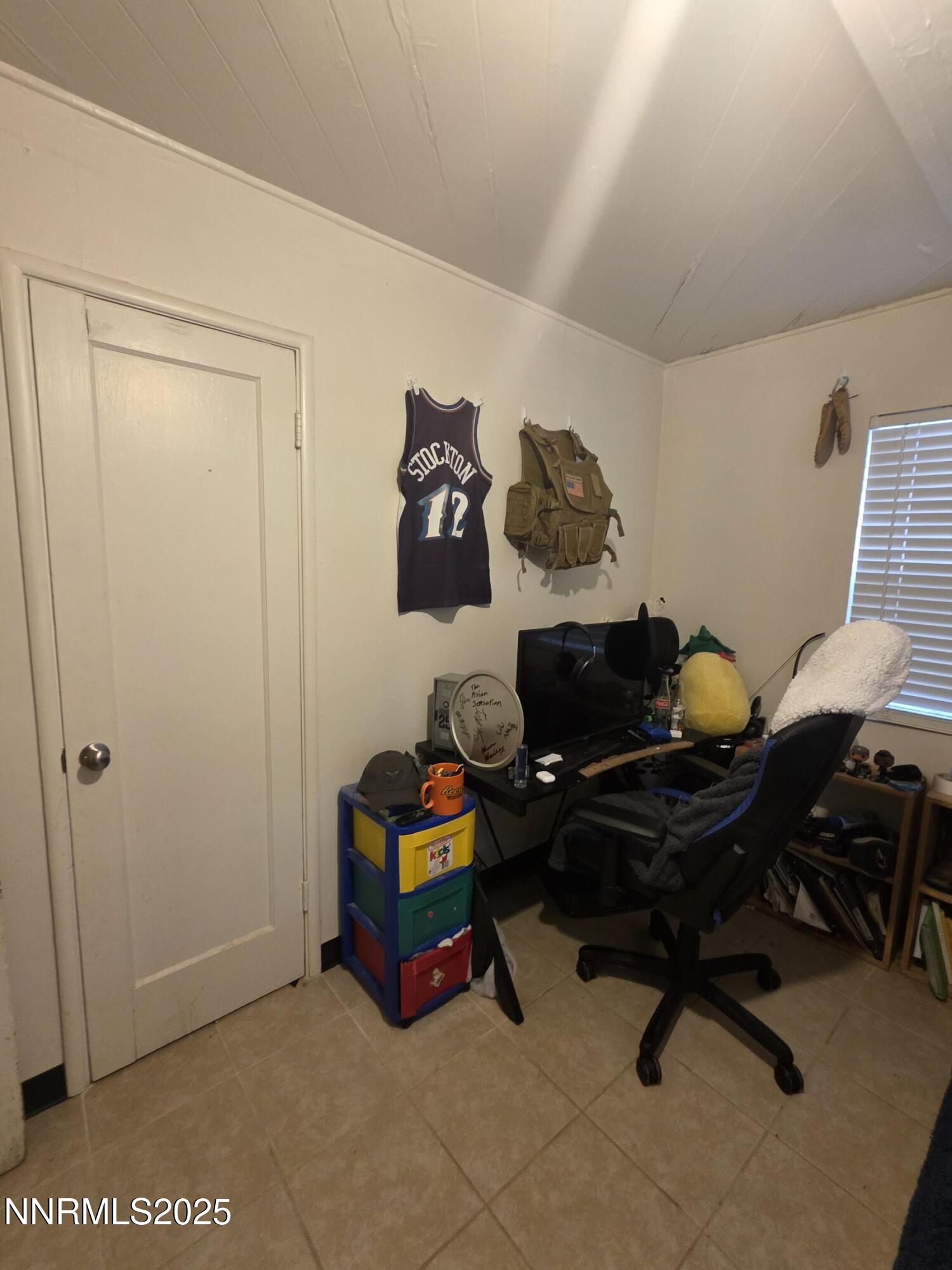 107 English Street Hawthorne, NV 89415 - Photo 18 of 21 a workspace with furniture and rug