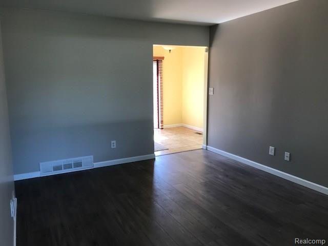 14950 Reeck Road Southgate, MI 48195 - Photo 3 of 29 livingroom2.jpg