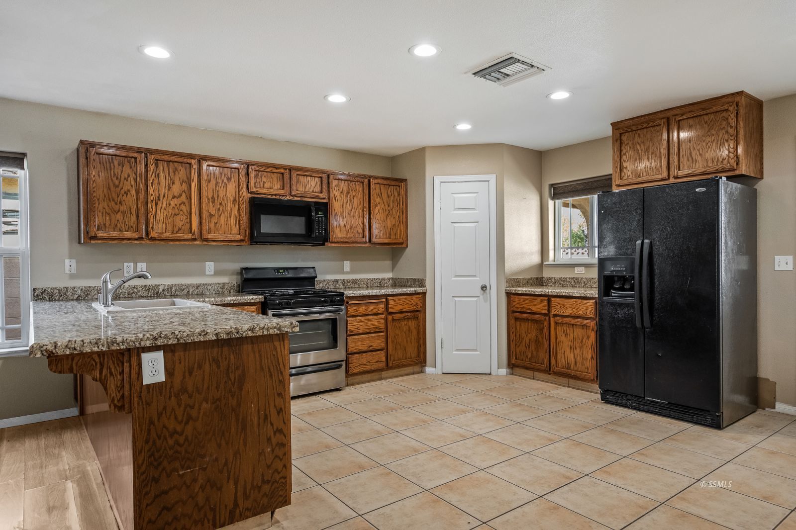 1104 West Coronado Avenue Ridgecrest, CA 93555 - Photo 4 of 21
