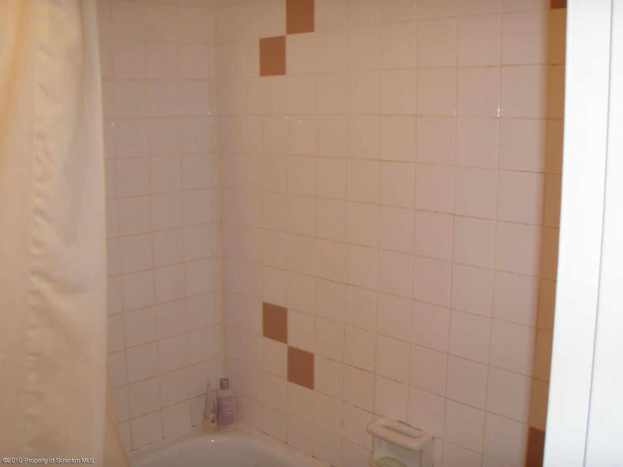 1206 Summit Pointe Scranton, PA 18508 - Photo 11 of 14 a bathroom with a bathtub