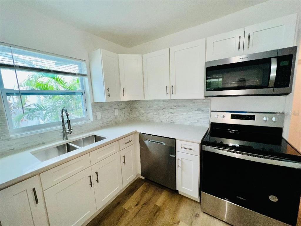 1247 Davis Road Dunedin, FL 34698 - Photo 13 of 22 Gallery Image 13