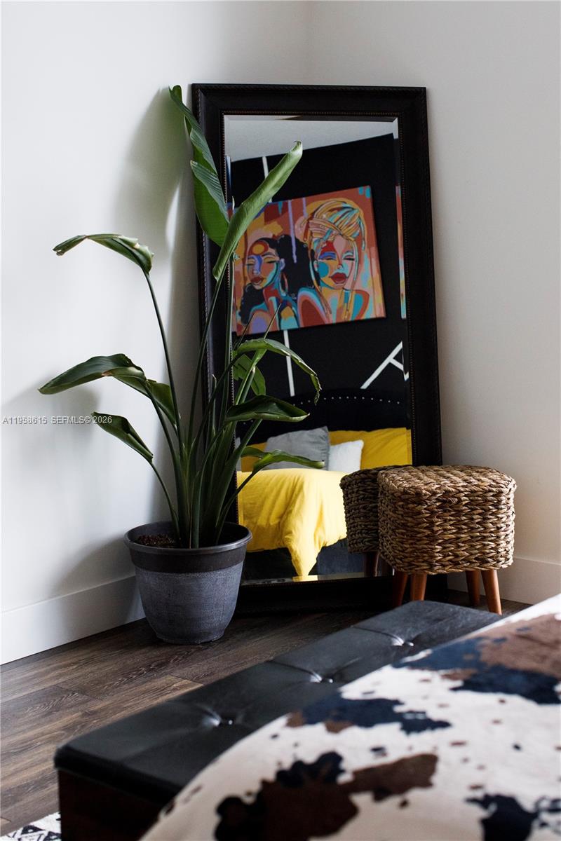 185 Southwest 7th Street, Unit 2514 Miami, FL 33130 - Photo 23 of 33 a living room with furniture and a potted plant