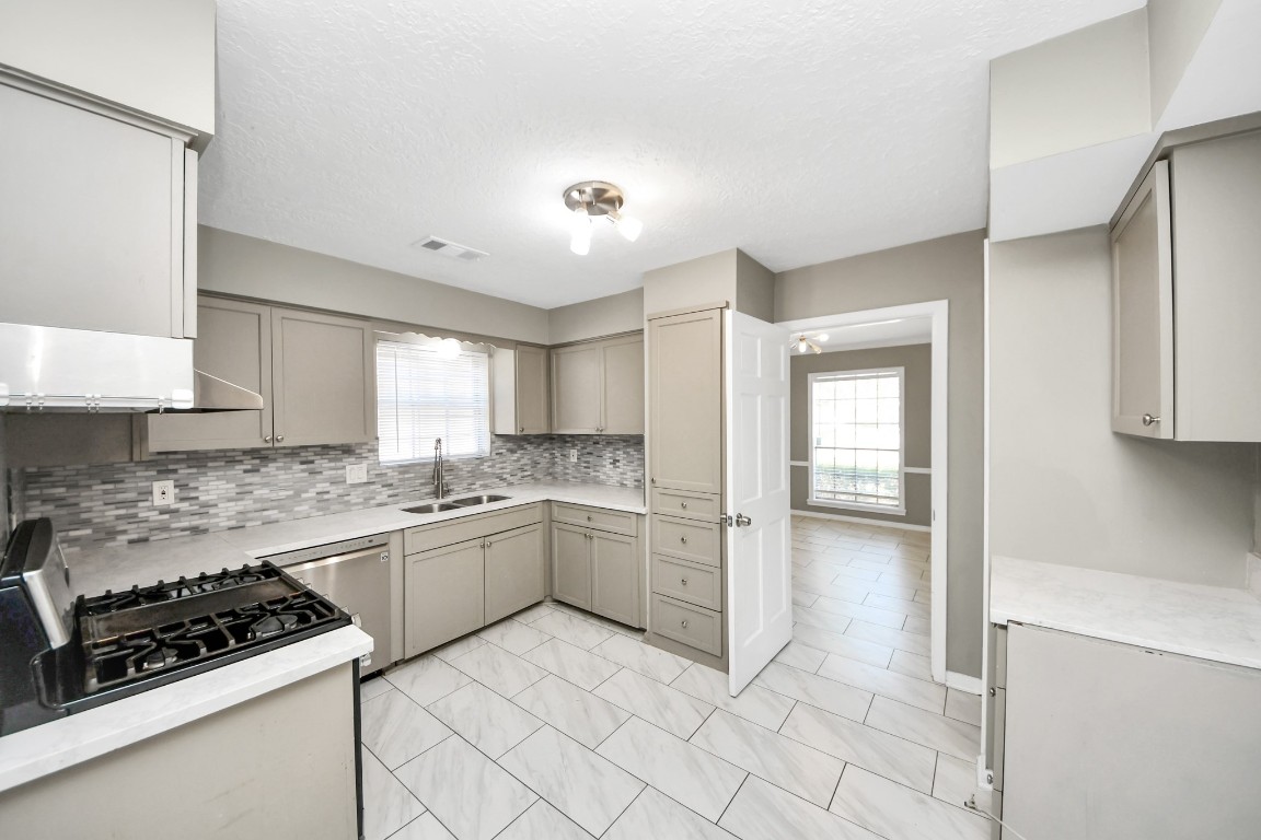 8119 Concho Street Houston, TX 77036 - Photo 8 of 35