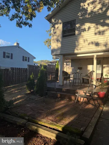 a view of a house with backyard