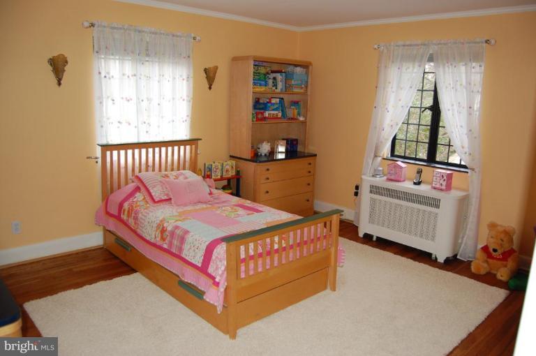 101 Overhill Road Baltimore, MD 21210 - Photo 8 of 24 a bedroom with a bed and a window