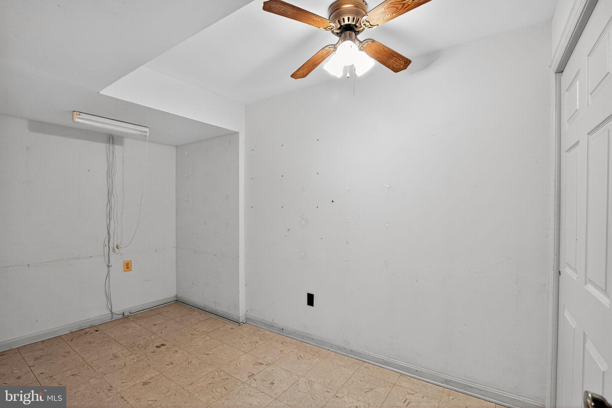 7374 Roxbury Avenue Manassas, VA 20109 - Photo 33 of 42 an empty room with closet and a ceiling fan