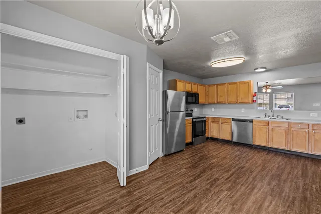 $1,300 | 113 Green Isle Avenue, Unit 113, Dickinson, TX 77539