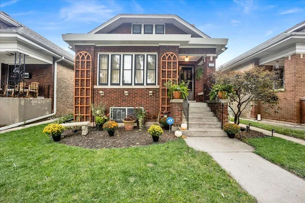 $685,000 | 6239 North Campbell Avenue, Chicago, IL 60659