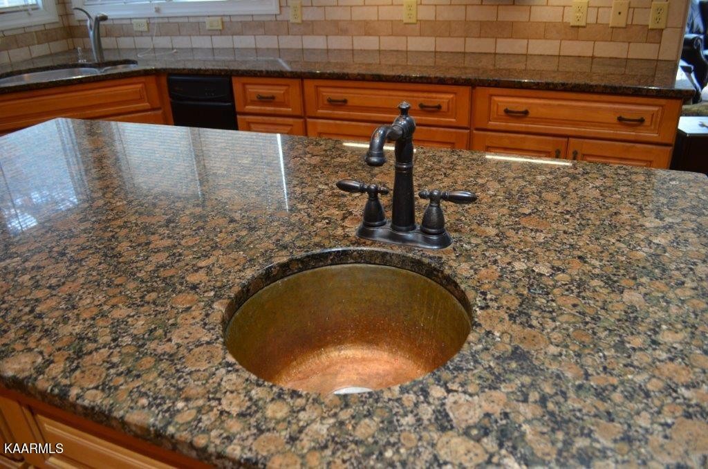 13 Hampton Point Crossville, TN 38558 - Photo 9 of 45 a close view of sink