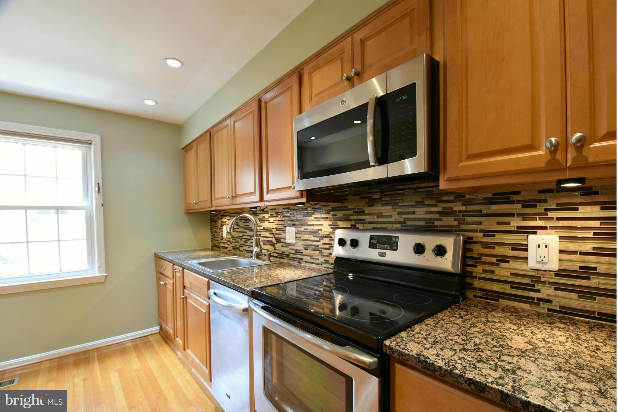 7033 Leestone Street Springfield, VA 22151 - Photo 13 of 25 KITCHEN TOWARDS ESIK