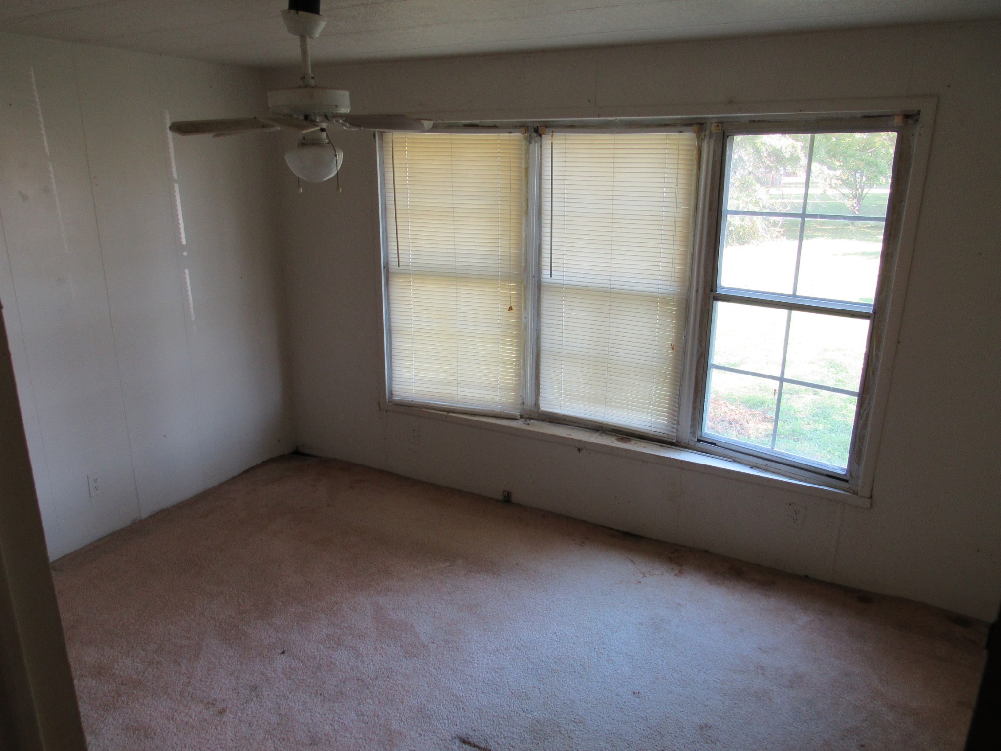 4438 Gnat Hill Road Manchester, TN 37355 - Photo 2 of 9 an empty room with a window