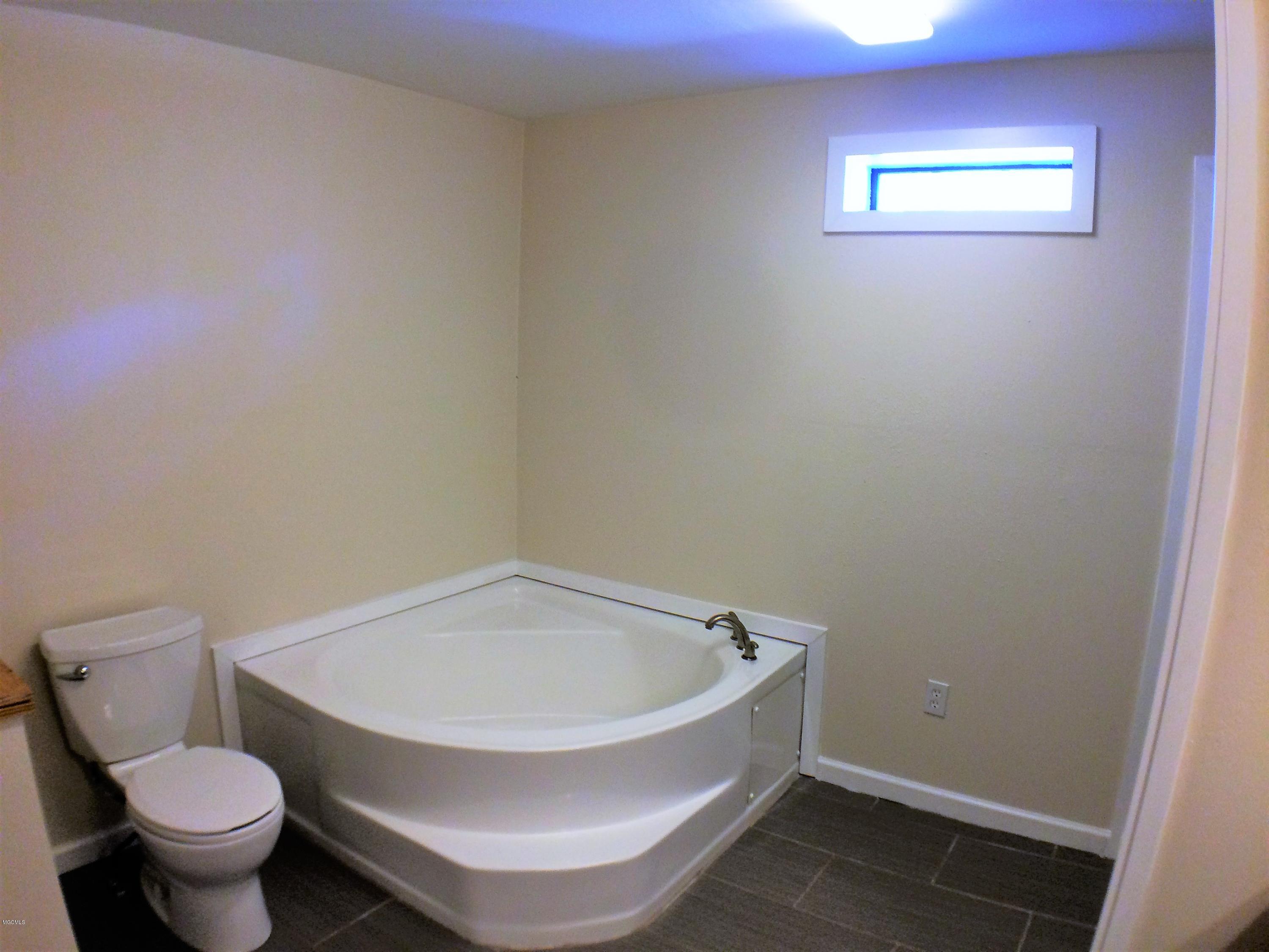 13480 Oneal Road Gulfport, MS 39503 - Photo 14 of 20 Upstairs Bathroom b