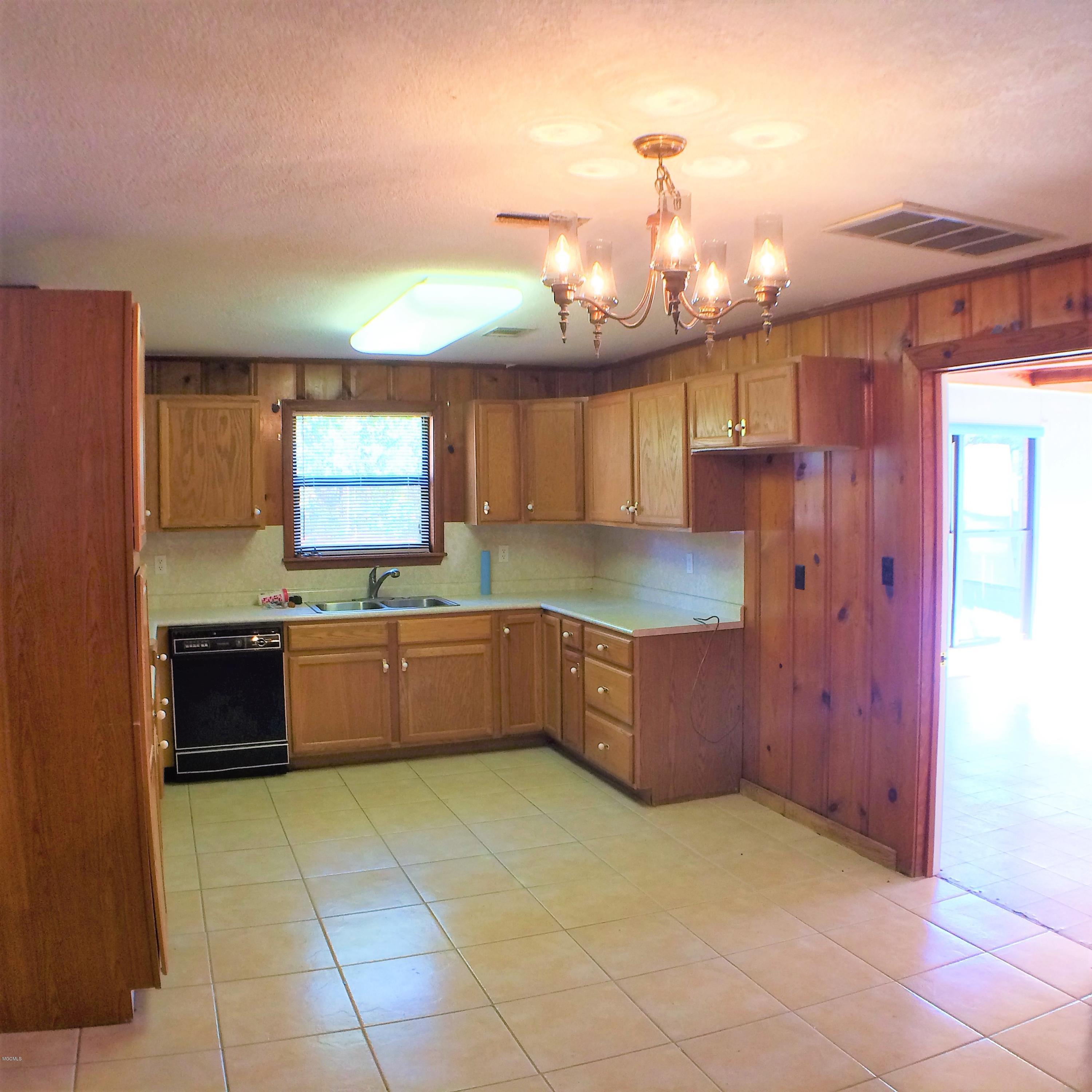 13480 Oneal Road Gulfport, MS 39503 - Photo 5 of 20 From Front Room into Kitchen