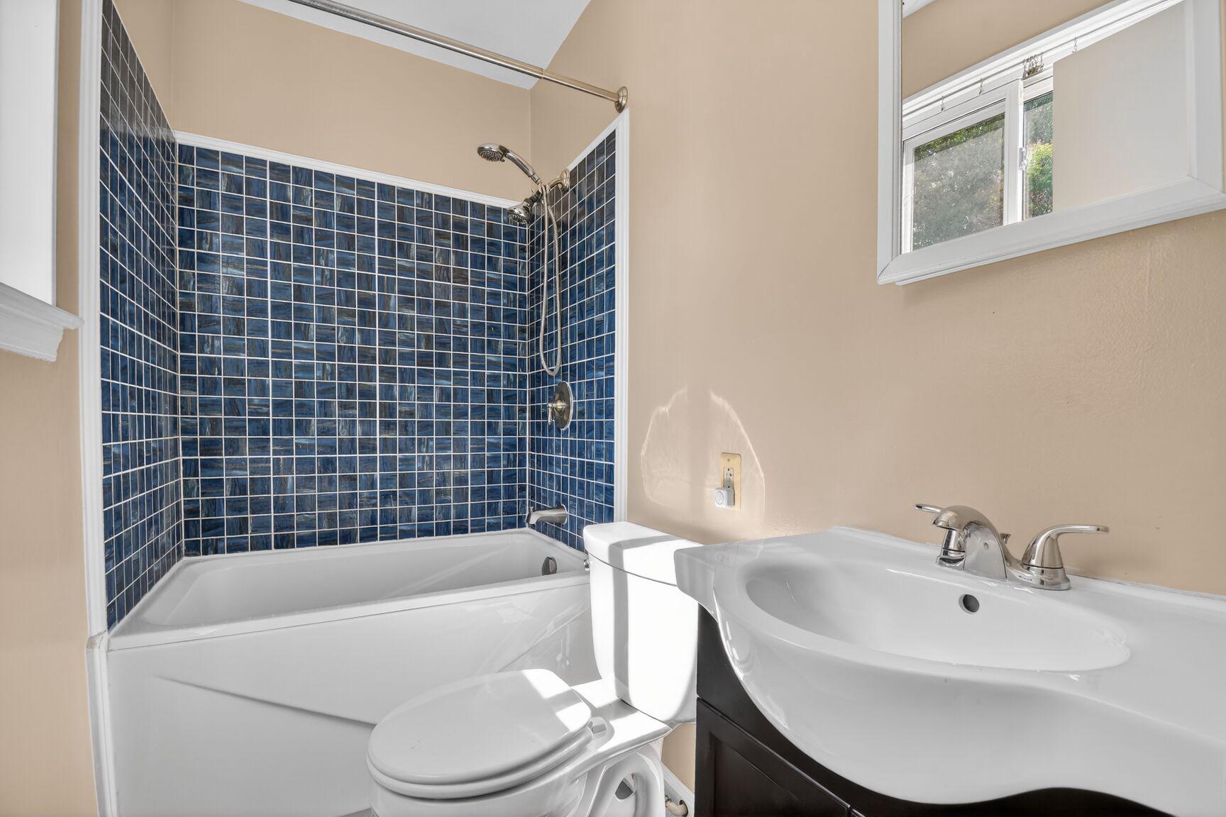 10226 Leslie Street Silver Spring, MD 20910 - Photo 15 of 32 a bathroom with a sink toilet and bathtub