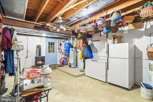 a view of yard with trees