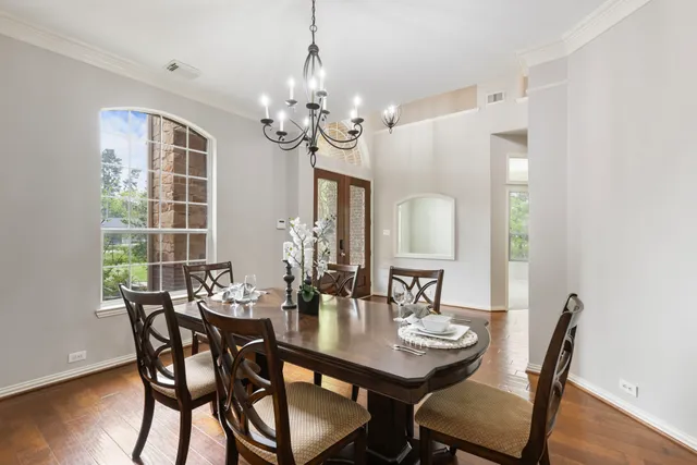 a view of entryway with livingroom