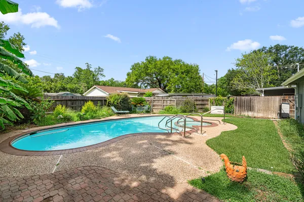 a view of a backyard