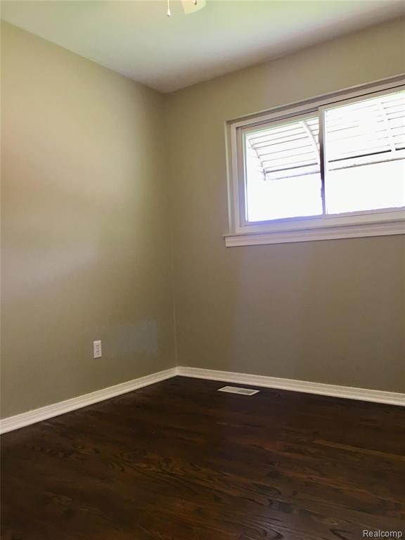 7238 Superior Street Center Line, MI 48015 - Photo 16 of 24
