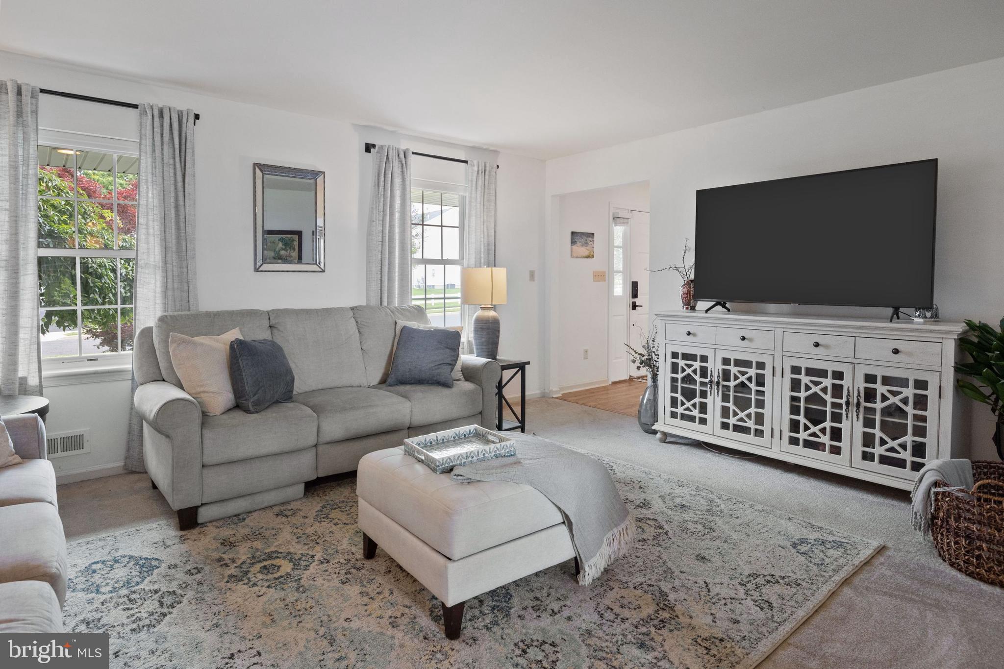 3210 Colonial Road Hatboro, PA 19040 - Photo 5 of 29 Living Room