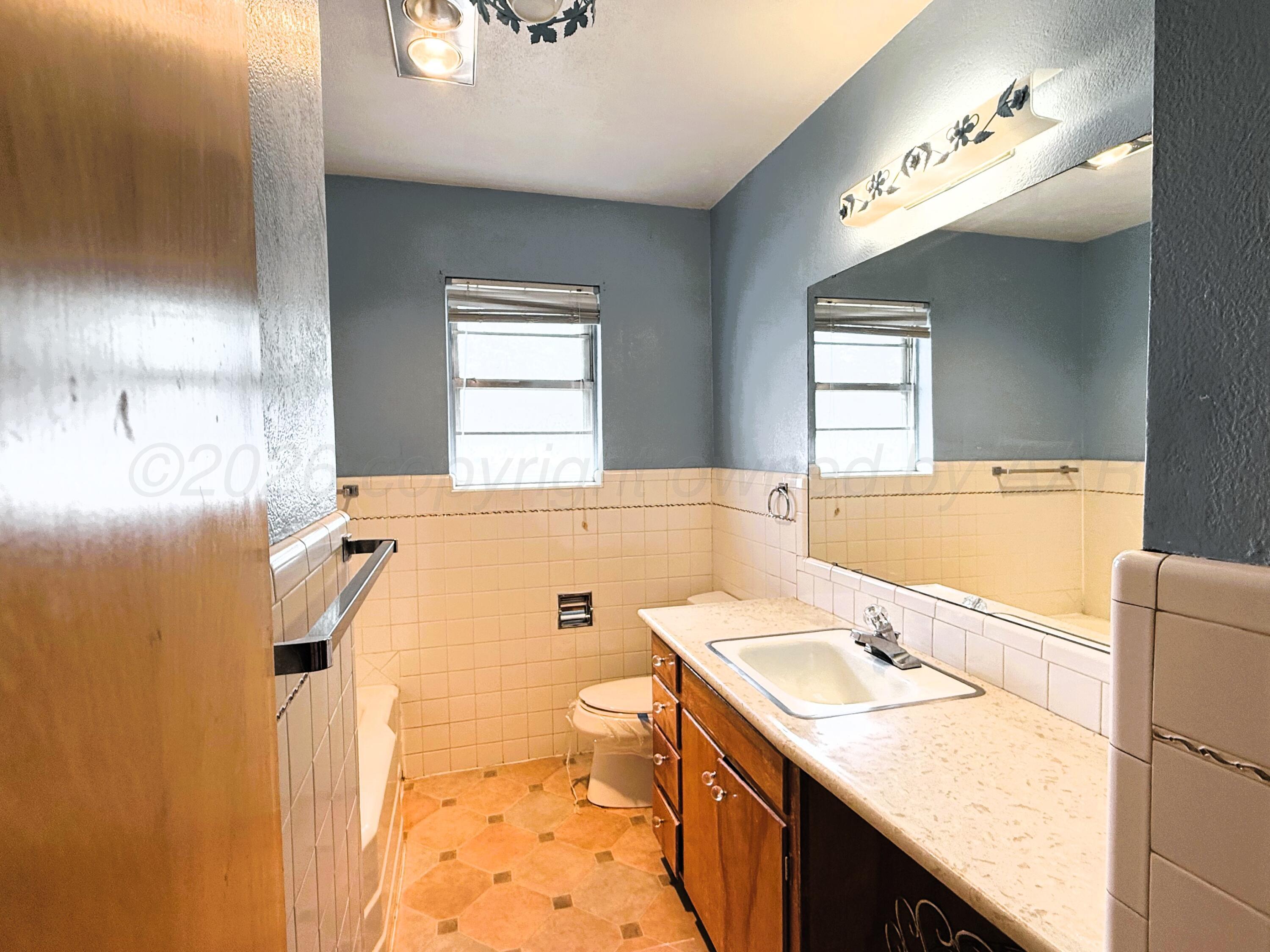 613 South Pearl Street Stratford, TX 79084 - Photo 24 of 32 Guest Bath