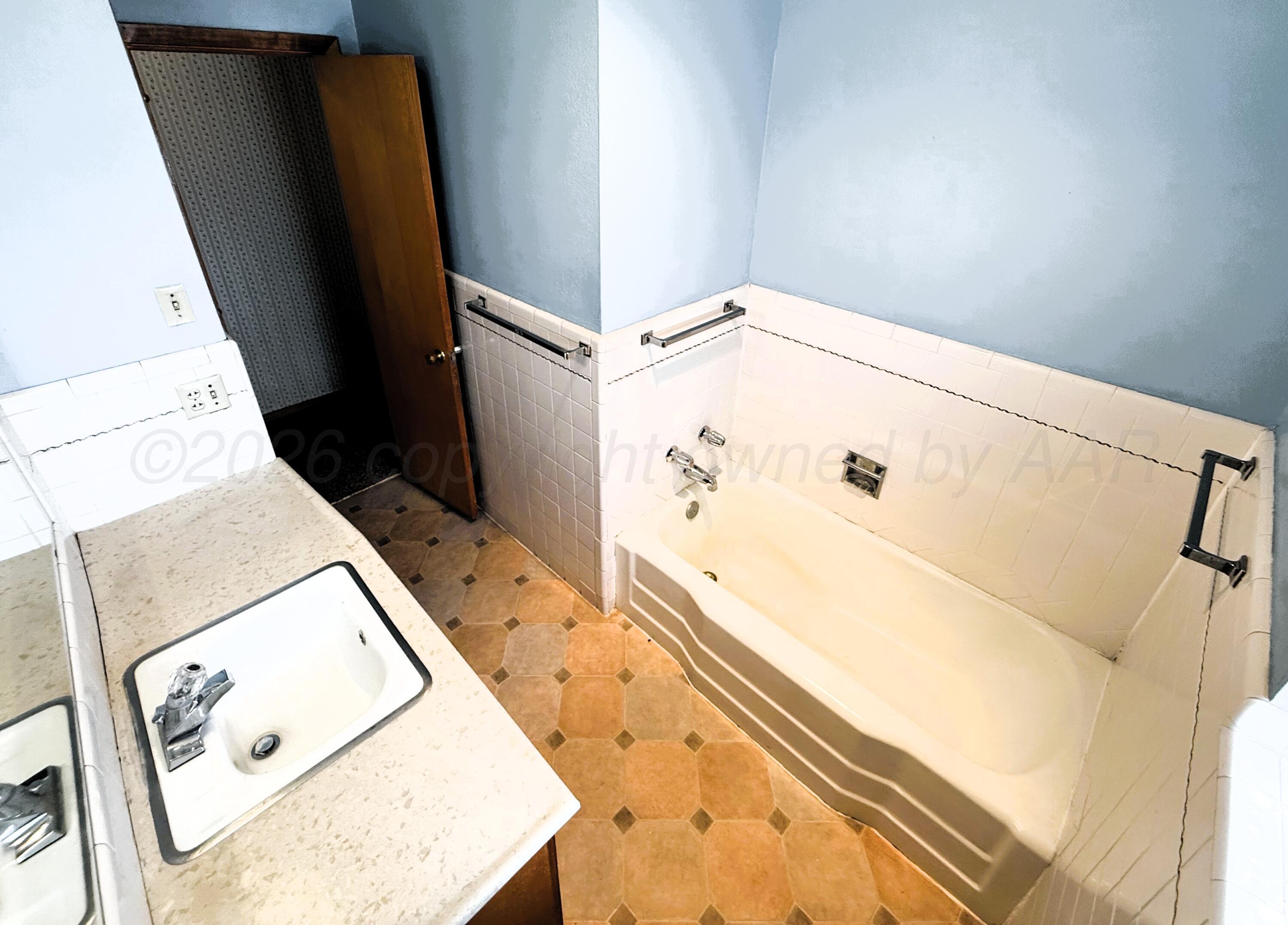 613 South Pearl Street Stratford, TX 79084 - Photo 25 of 32 Guest Bath1