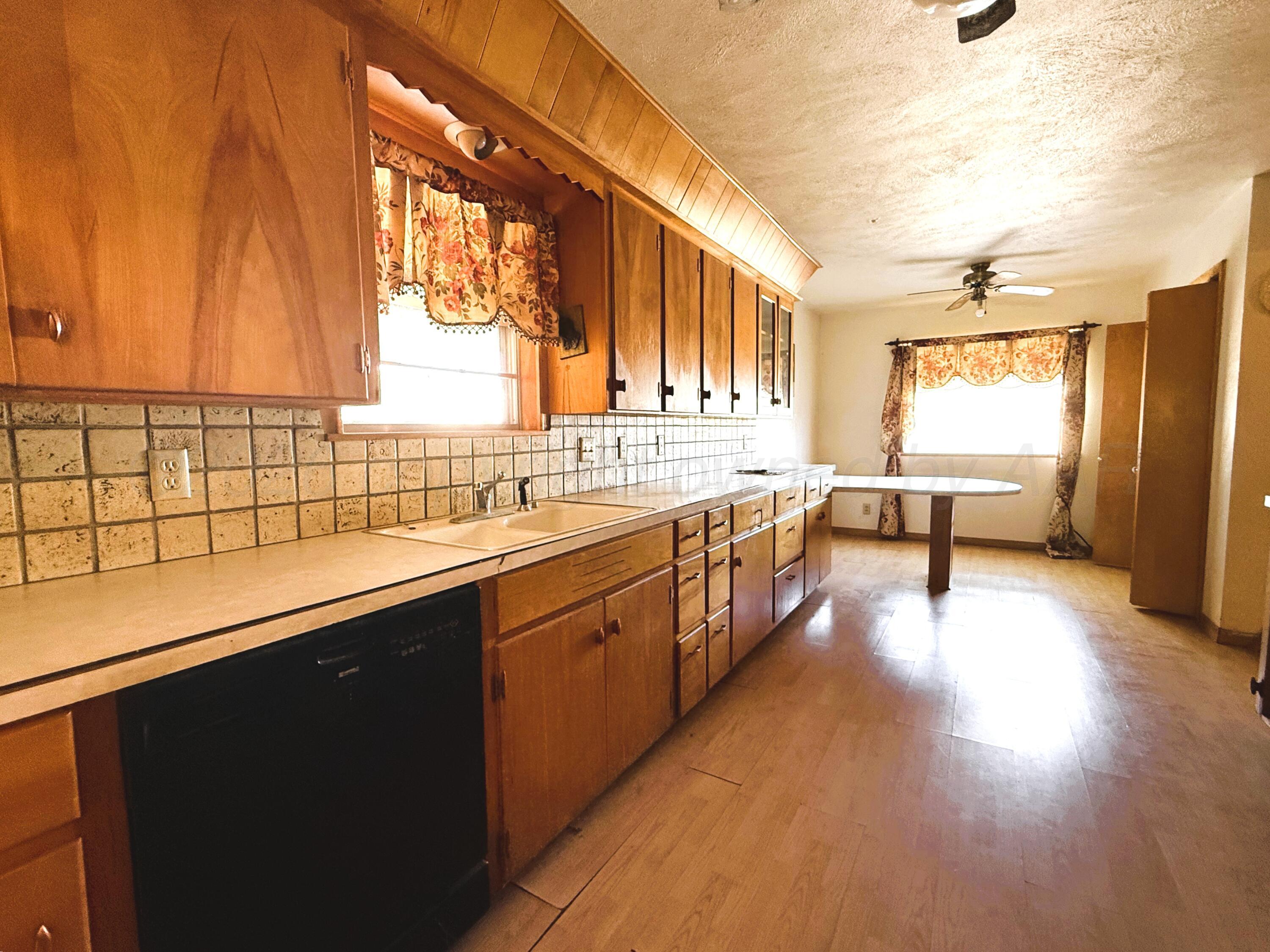 613 South Pearl Street Stratford, TX 79084 - Photo 5 of 32 Kitchen