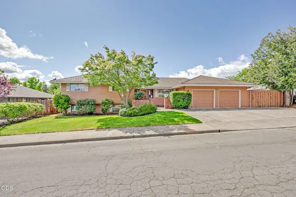 $599,900 | 2774 Jessica Circle, Medford, OR 97504