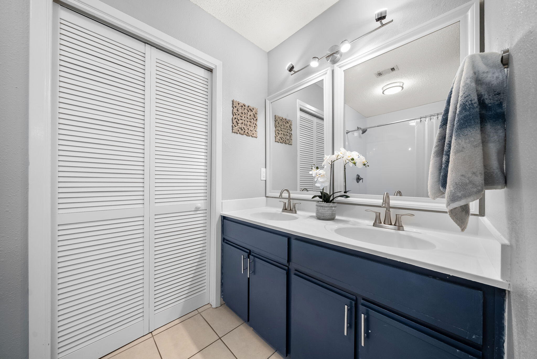 714 Putter Drive Niceville, FL 32578 - Photo 23 of 49 a bathroom with a double vanity sink and a mirror