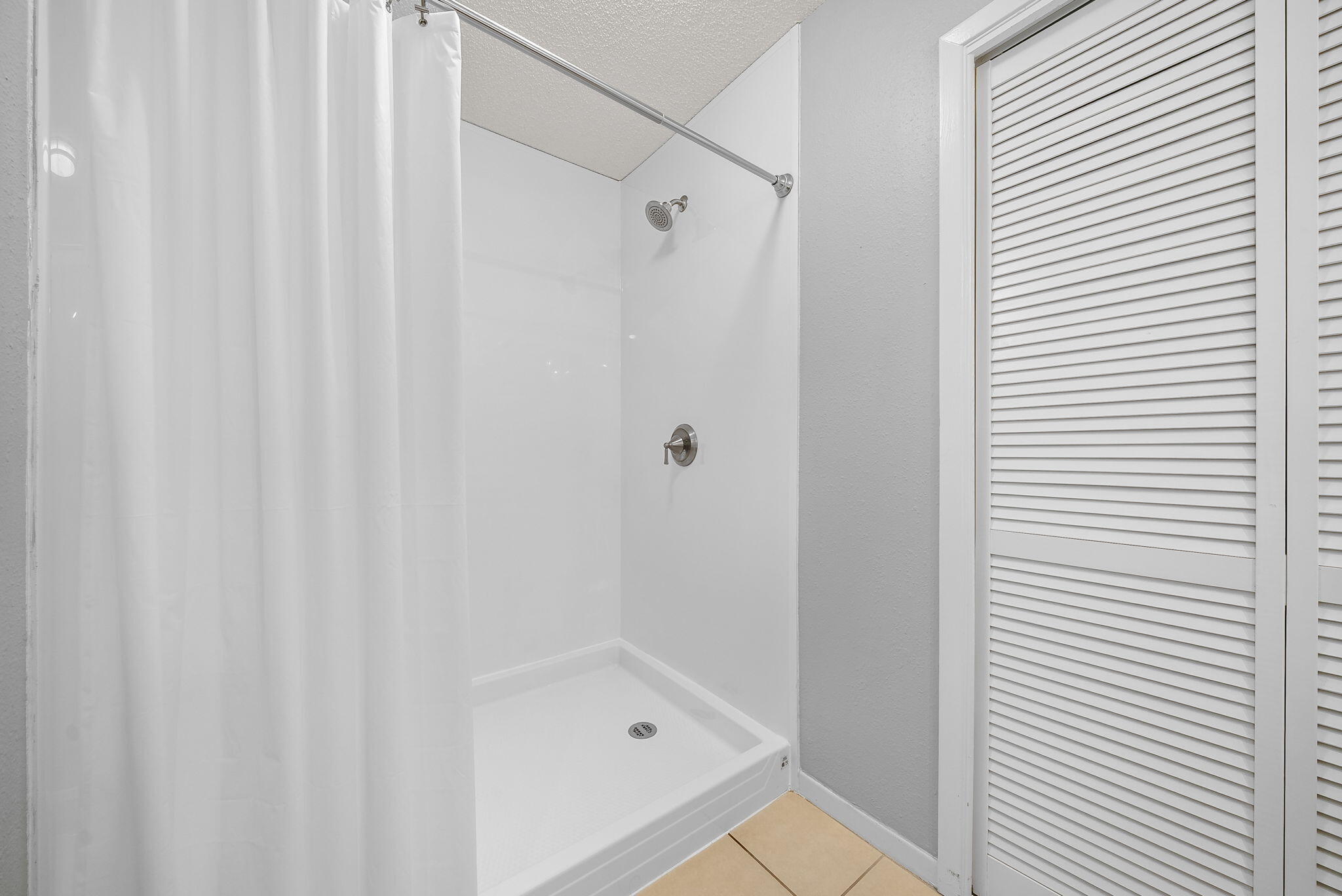 714 Putter Drive Niceville, FL 32578 - Photo 24 of 49 a bathroom with a shower and a bath tub