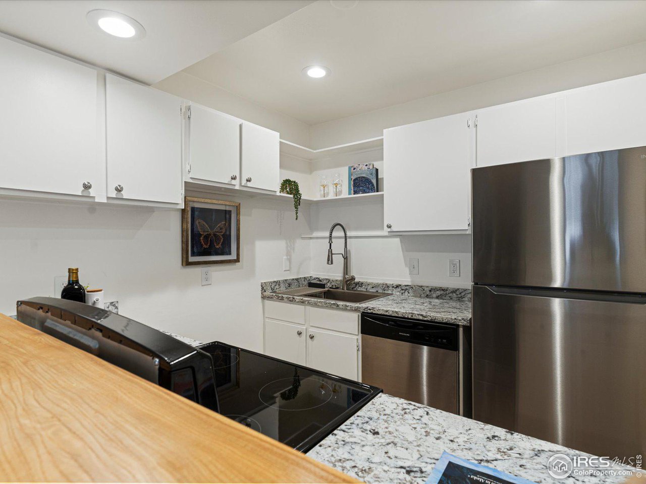 2707 Valmont Road, Unit 307 Boulder, CO 80304 - Photo 7 of 22 New appliances in kitchen