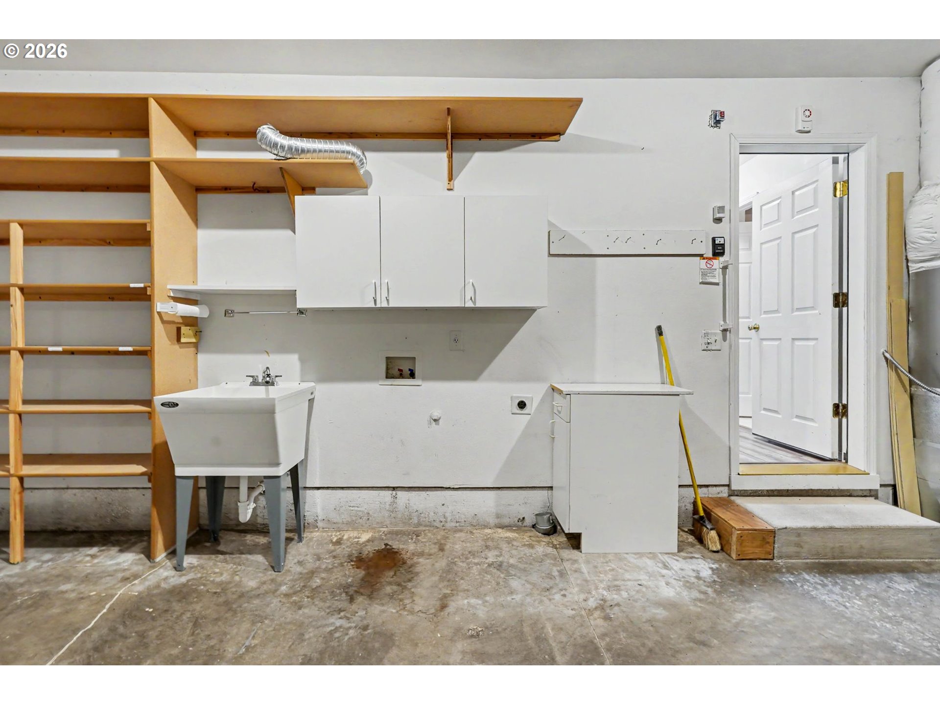 550 Southeast Hankel Street Dallas, OR 97338 - Photo 27 of 36 a view of a room with shelves