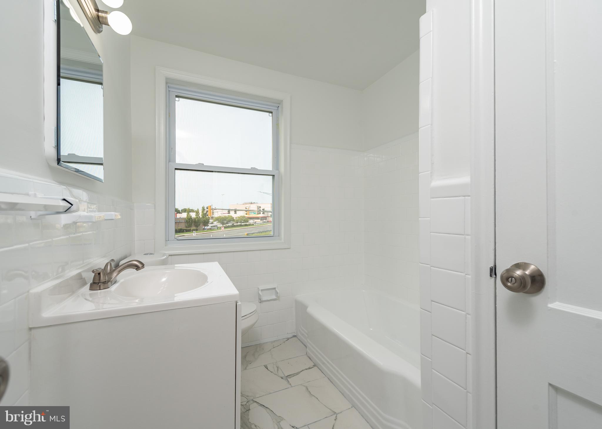 901 Coleridge Road Baltimore, MD 21229 - Photo 13 of 16 Bathroom