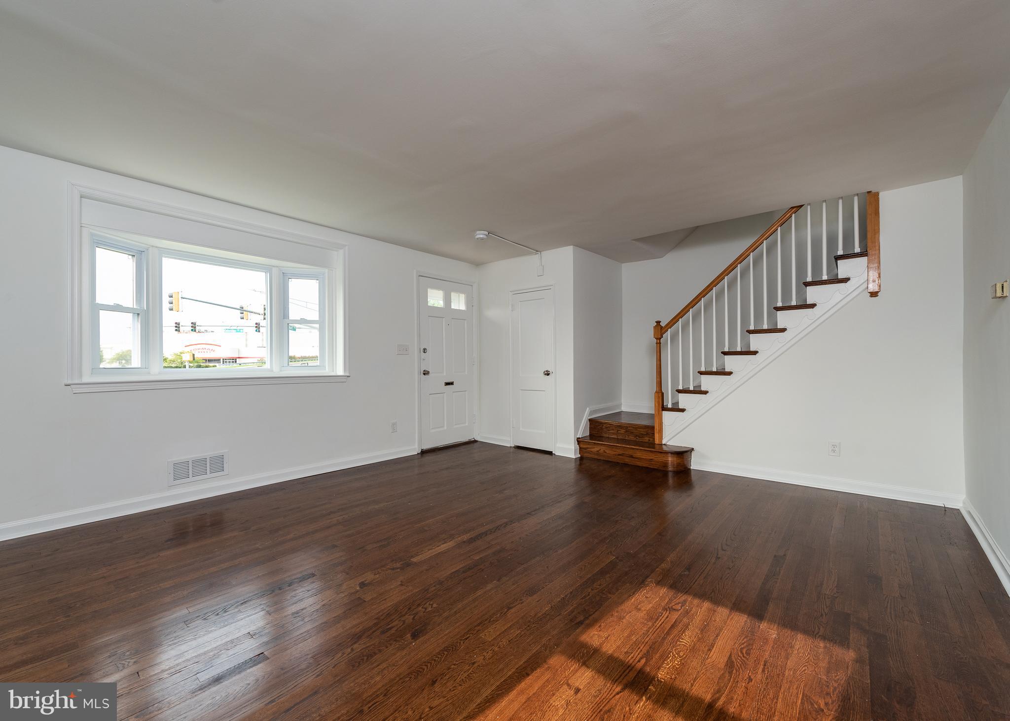 901 Coleridge Road Baltimore, MD 21229 - Photo 3 of 16 Living Room
