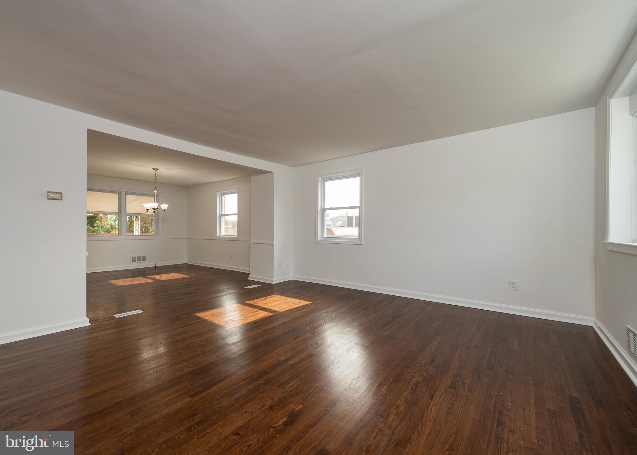 901 Coleridge Road Baltimore, MD 21229 - Photo 4 of 16 Living Room